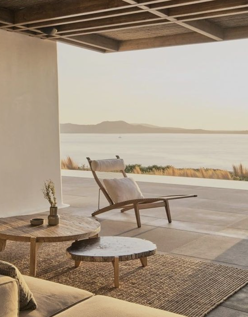 Colores tierra y beige son los protagonistas, presentes en mobiliario para tu estilo de casa mediterráneo.