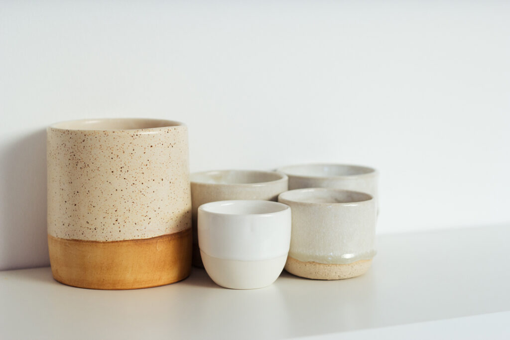 La cerámica emerge como un bálsamo para recordarnos el valor de lo atemporal, especialmente en jarrones o piezas del menaje.