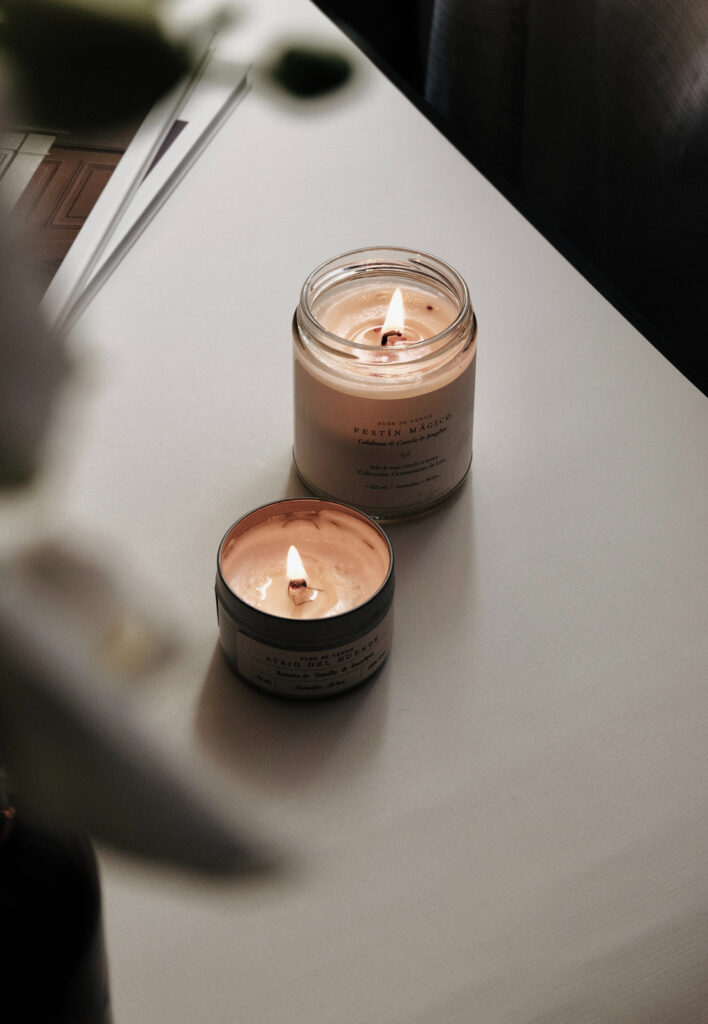 El uso de velas en algunas de tus estancias te ayudará a crear espacios con aroma a limpio.